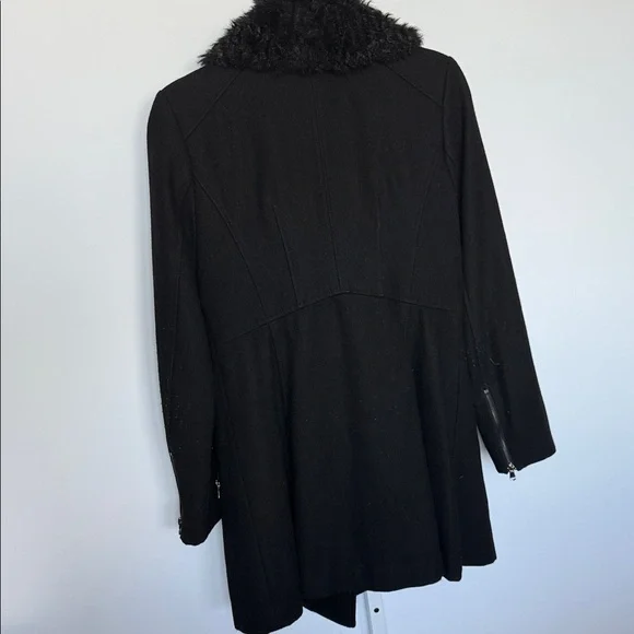 Guess Black Peacoat with Faux Fur Collar with leather gloves - Picture 4 of 6